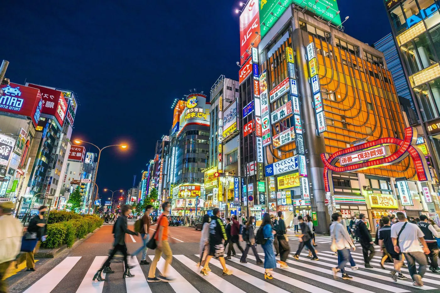 Elektrische Nachtatmosphaere von Kabukicho mit Leuchtreklamen